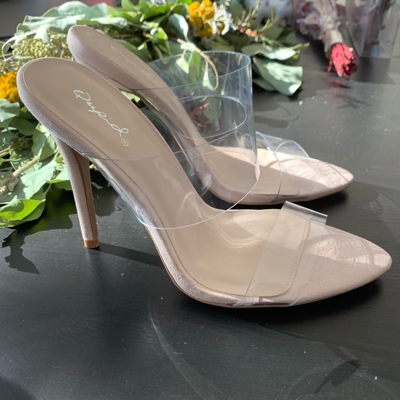 Qupid Shoes - Nude Heels NWOT